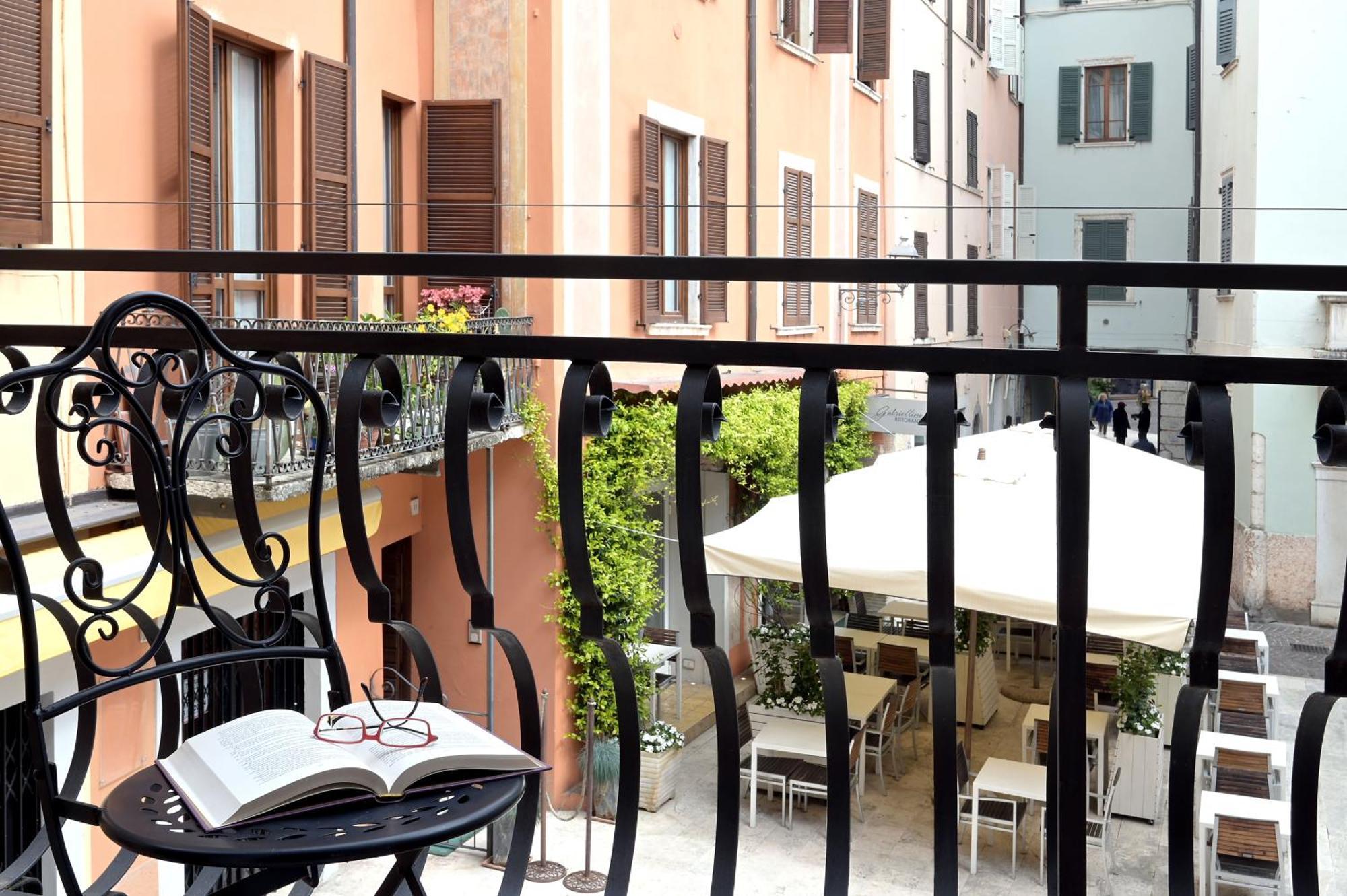 Cavour Apartments Salo Exterior photo